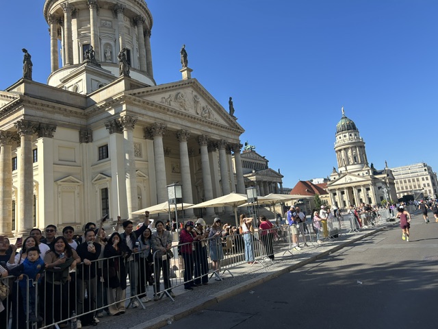 Vorbei am Gendarmenmarkt